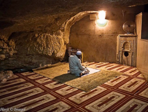 Praying under Qubbat al-sakhra in Jerusalem